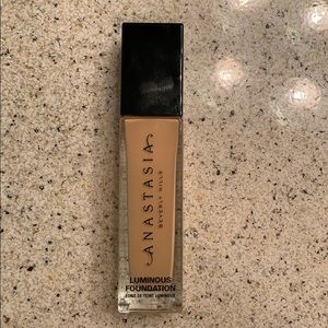 Anastasia Beverly Hills Luminous Foundation | 240N